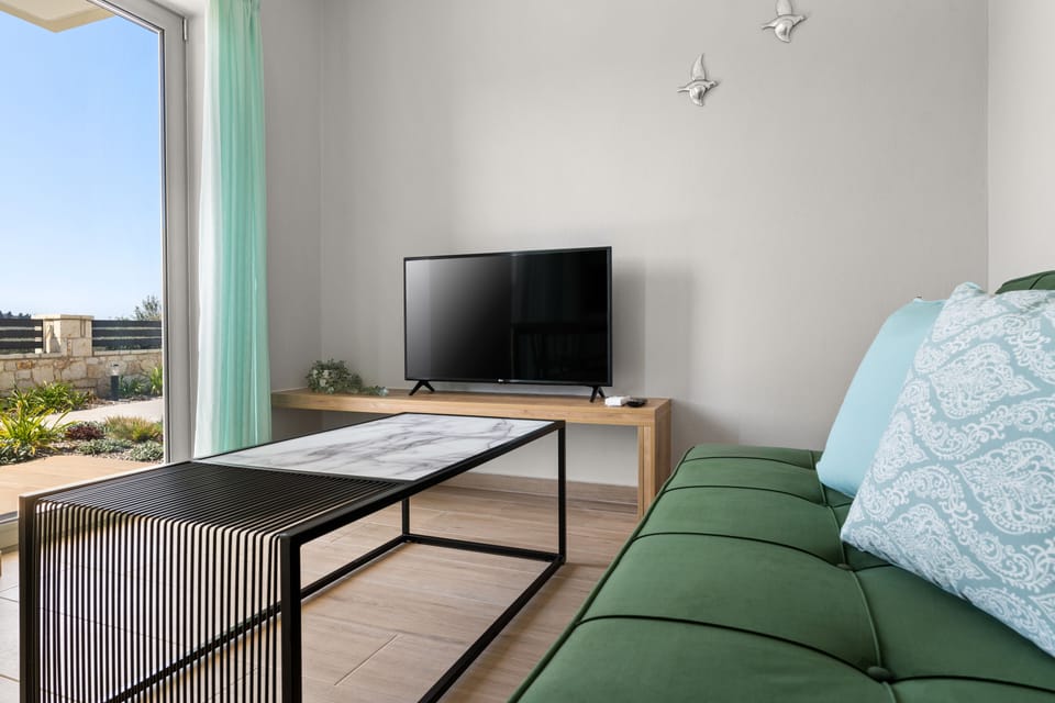 Deluxe Junior Suite Pool View | Premium bedding, pillowtop beds, laptop workspace, blackout drapes