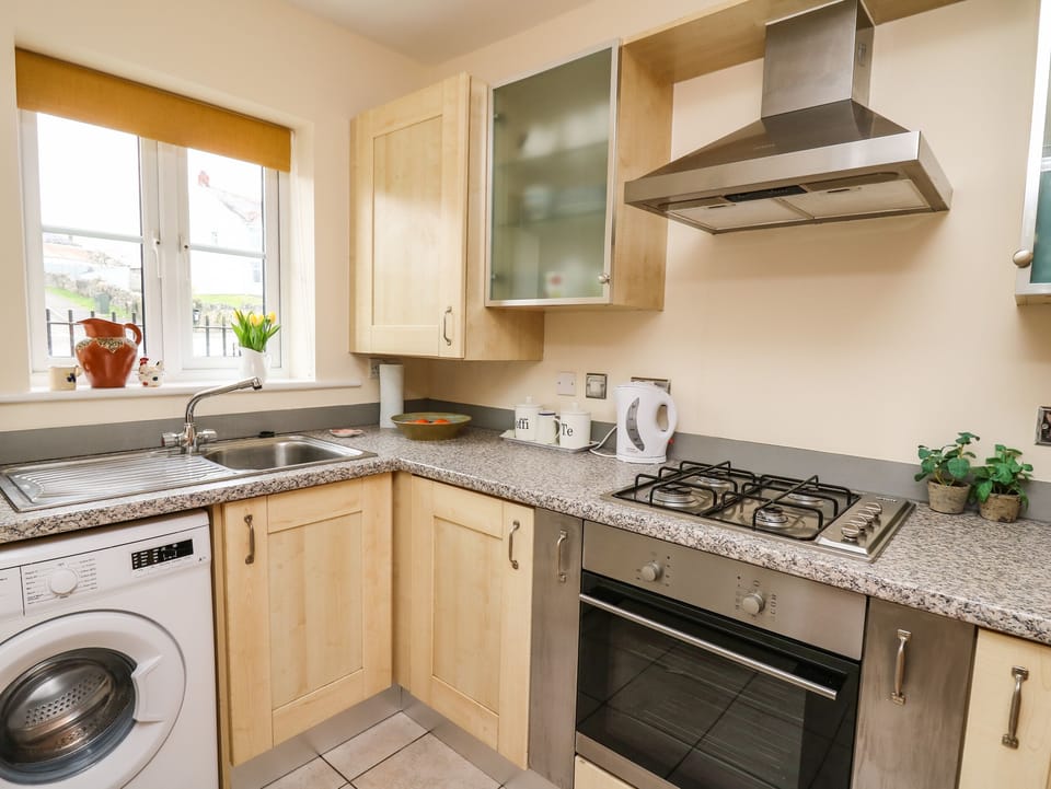 Cottage | Private kitchen | Fridge, electric kettle, toaster, cookware/dishes/utensils