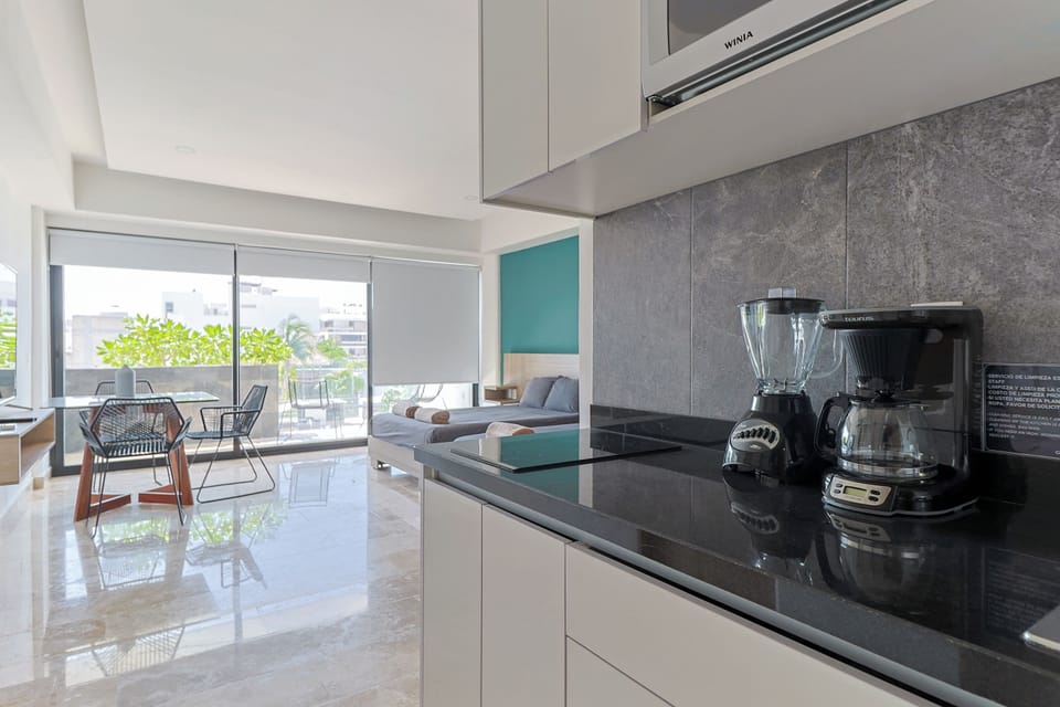 Superior Suite | Private kitchen | Mini-fridge, microwave, blender, cookware/dishes/utensils