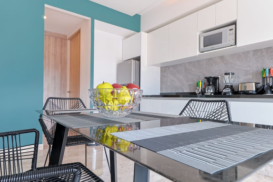 Deluxe Suite | Private kitchen | Mini-fridge, microwave, blender, cookware/dishes/utensils
