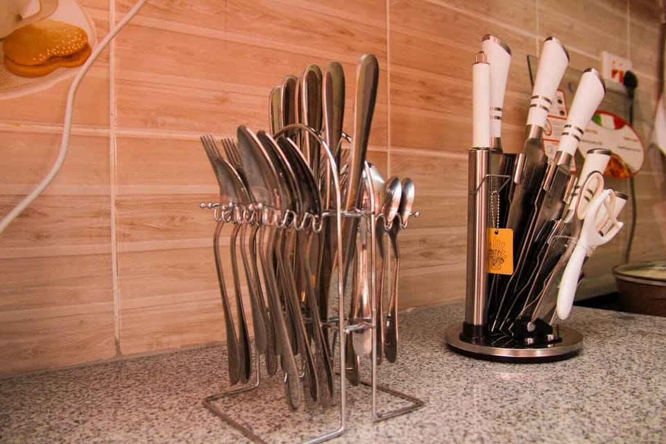 Business Apartment | Private kitchen | Fridge, microwave, cookware/dishes/utensils