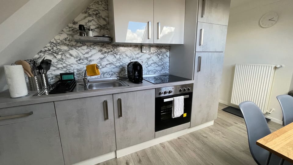 Classic Quadruple Room | Private kitchen | Shared fridge, microwave, oven, stovetop