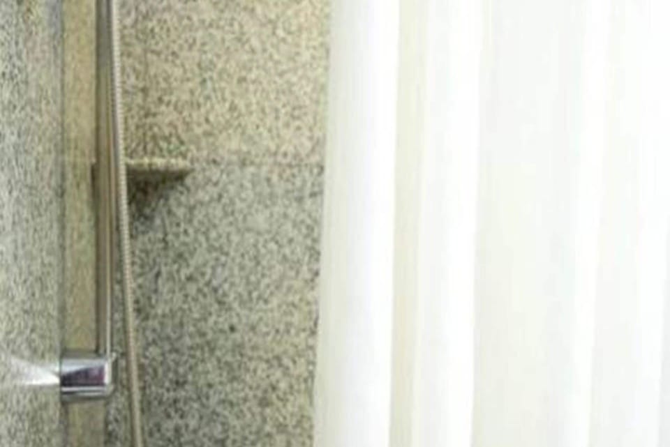 Combined shower/tub, deep soaking tub, rainfall showerhead