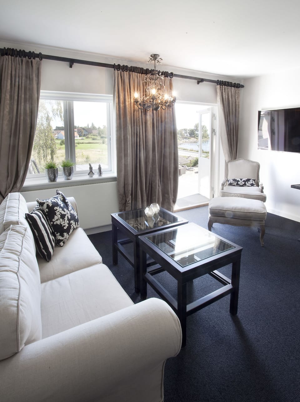 Suite | Living room | 49-inch flat-screen TV with cable channels, TV