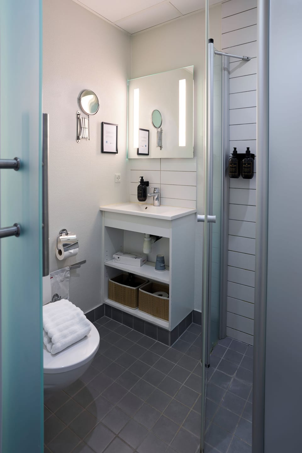 Standard Petit | Bathroom | Shower, rainfall showerhead, free toiletries, hair dryer