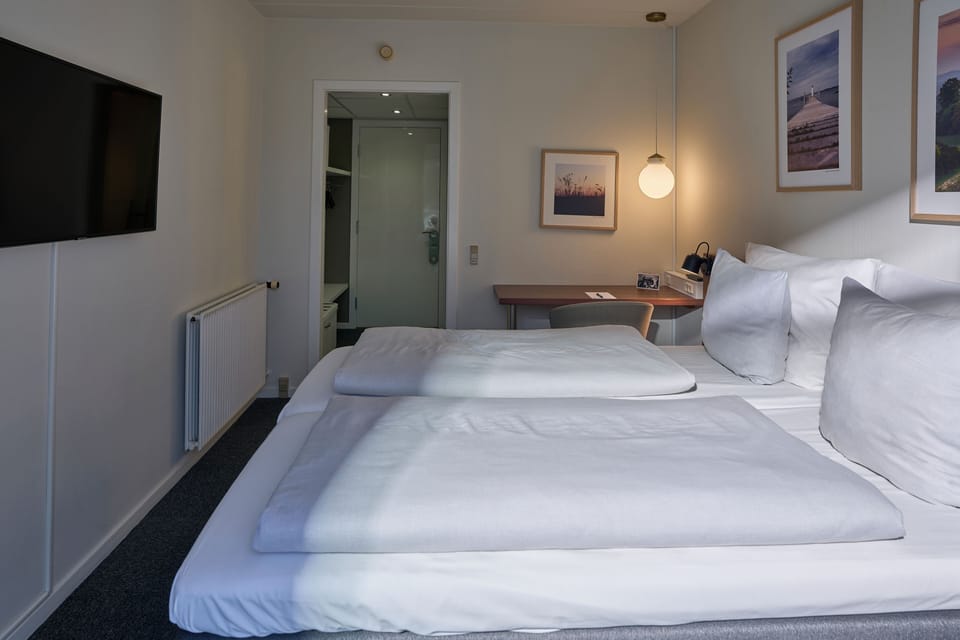 Standard Petit | Premium bedding, laptop workspace, blackout drapes, free WiFi