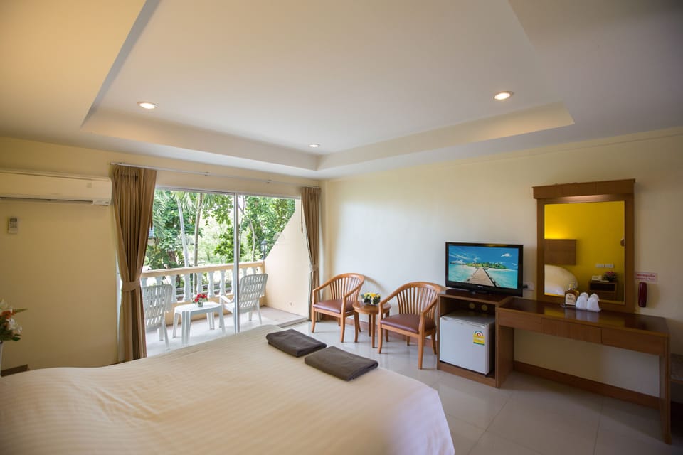 Superior Balcony | Minibar, in-room safe, desk, blackout drapes