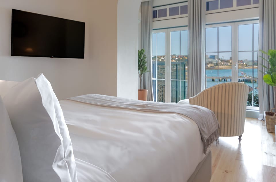 Deluxe Sea View | Hypo-allergenic bedding available, minibar, in-room safe, soundproofing