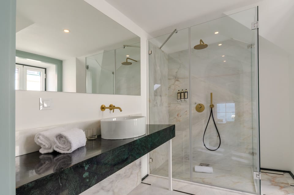 Junior Suite Sea View | Bathroom | Shower, free toiletries, hair dryer, bathrobes