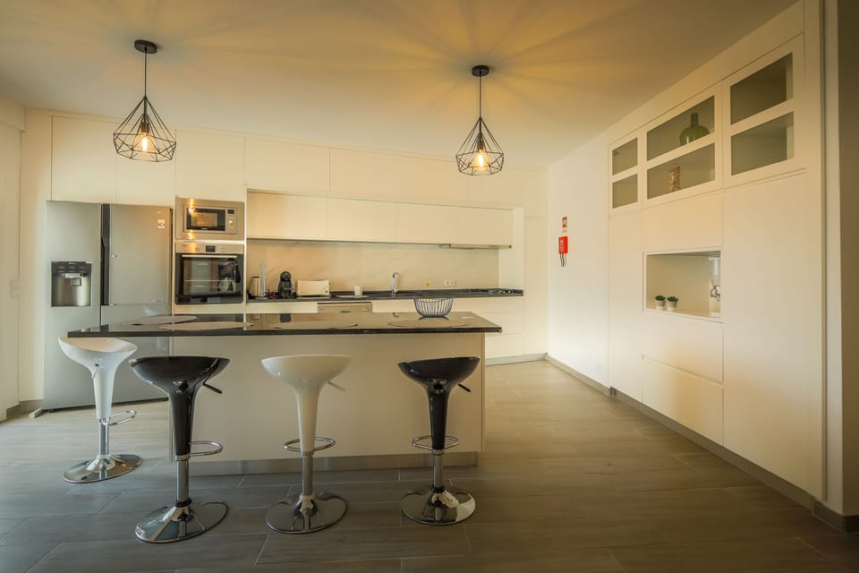 Full-size fridge, microwave, oven, stovetop