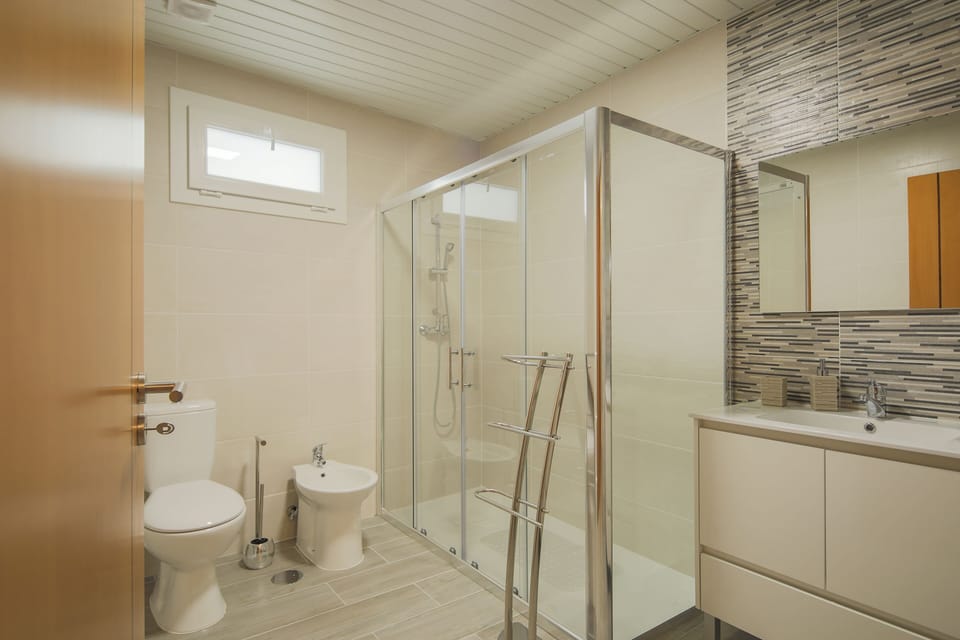 Family Double Room | Bathroom | Shower, hair dryer, bidet, towels