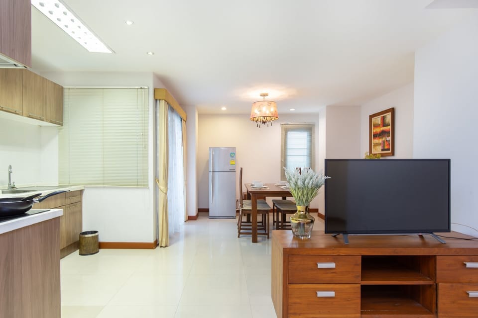 Three Bedroom Family Residence | Living area | 40-inch TV with cable channels, streaming services