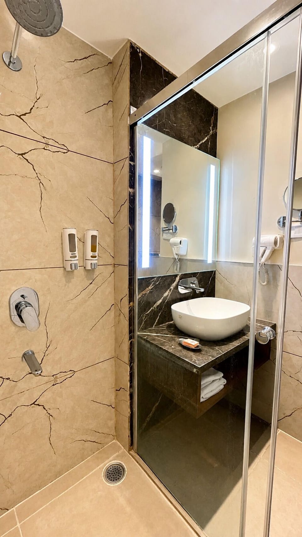 Deluxe Double Room, 1 Bedroom, Non Smoking, City View | Bathroom | Free toiletries, hair dryer (on request), bathrobes, slippers