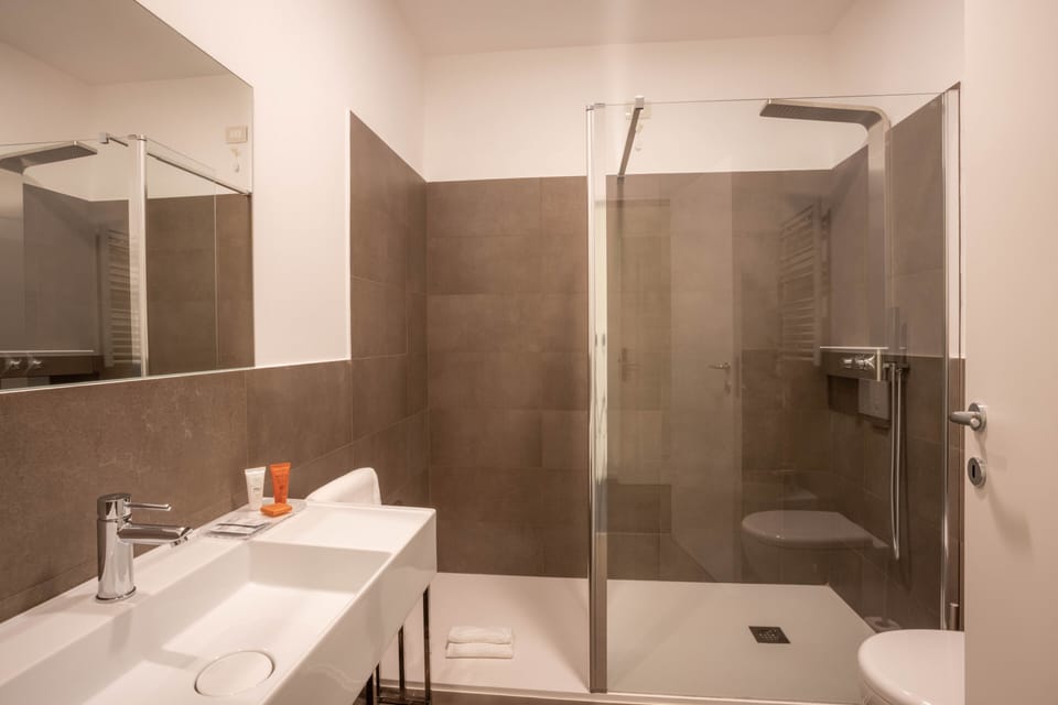 Standard Room | Bathroom | Shower, hair dryer, slippers, bidet