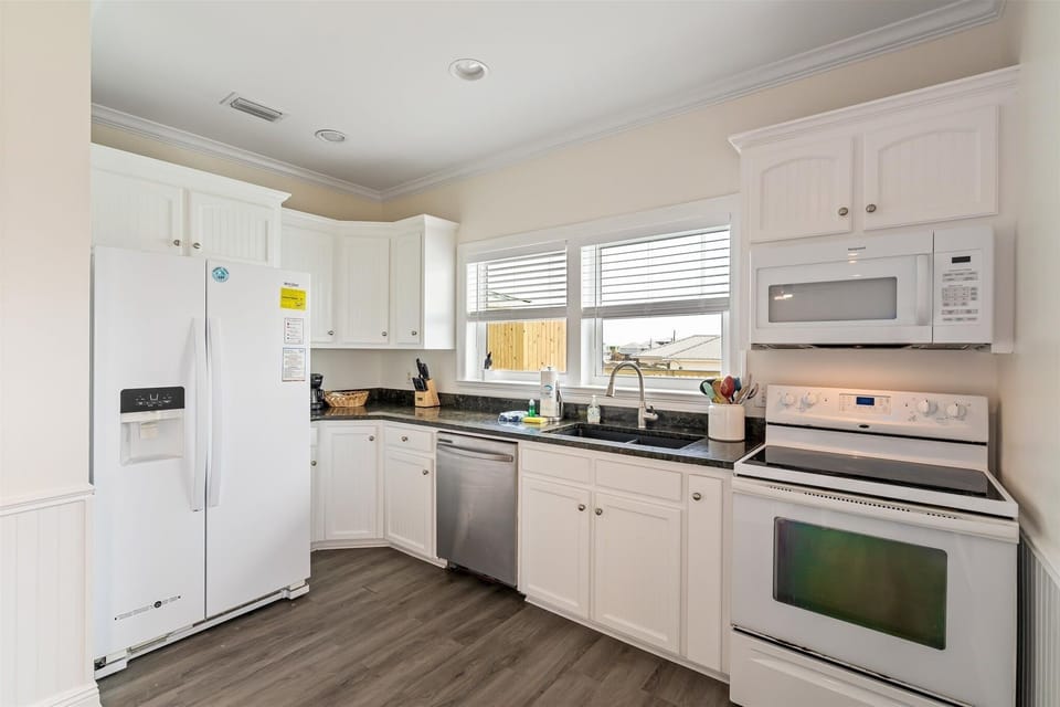House, 6 Bedrooms | Private kitchen | Fridge, oven, stovetop, coffee/tea maker