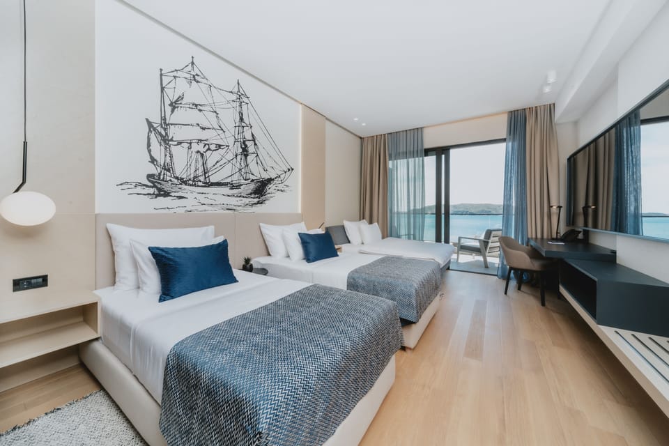 Premium Room | Minibar, in-room safe, desk, blackout drapes