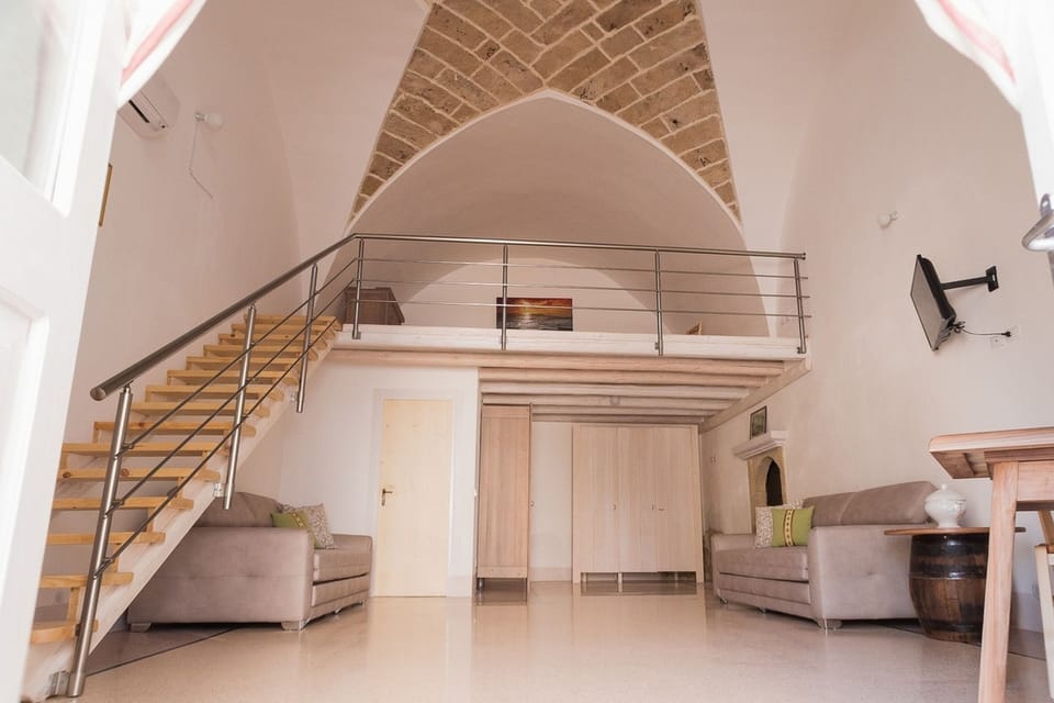 Deluxe Double Room | Living area | 32-inch flat-screen TV with cable channels, TV