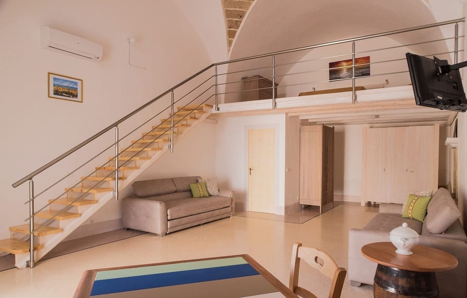 Deluxe Double Room | Cribs (surcharge), WiFi (free), individually furnished, bed sheets