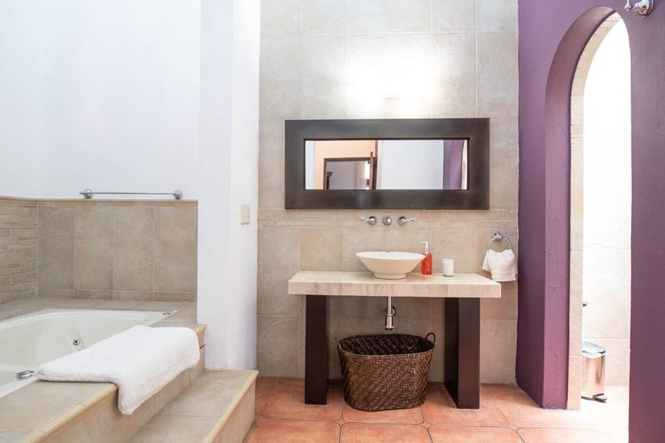 Deluxe Room | Bathroom | Jetted tub, hair dryer, towels, soap