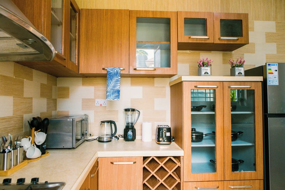 Premier Suite, Multiple Beds, Ensuite, Garden View | Private kitchen | Electric kettle, cookware/dishes/utensils