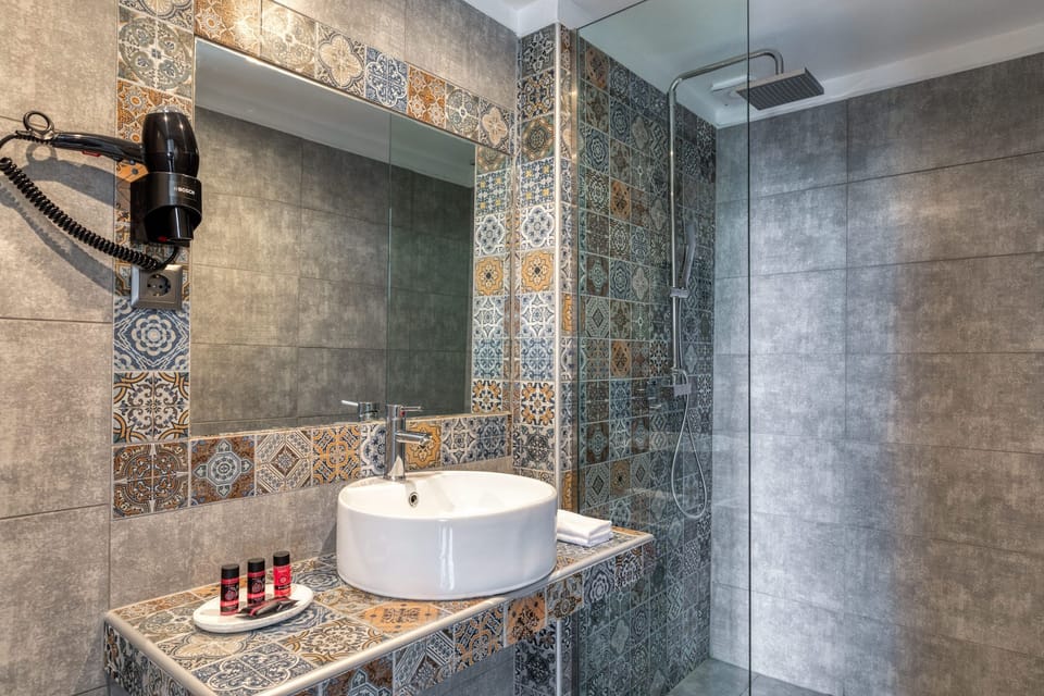 Terrace Suite (Acropolis View) | Bathroom | Shower, rainfall showerhead, hair dryer, towels
