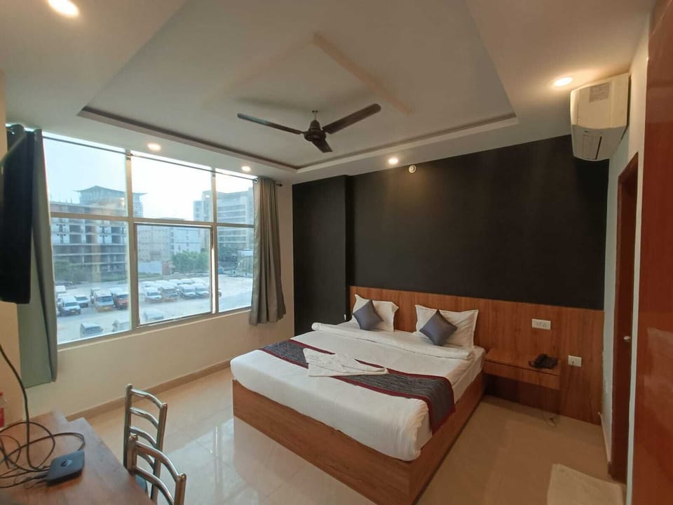 Deluxe Room | Blackout drapes, soundproofing, iron/ironing board, free WiFi
