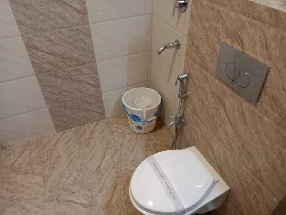 Deluxe Room | Bathroom | Shower, towels