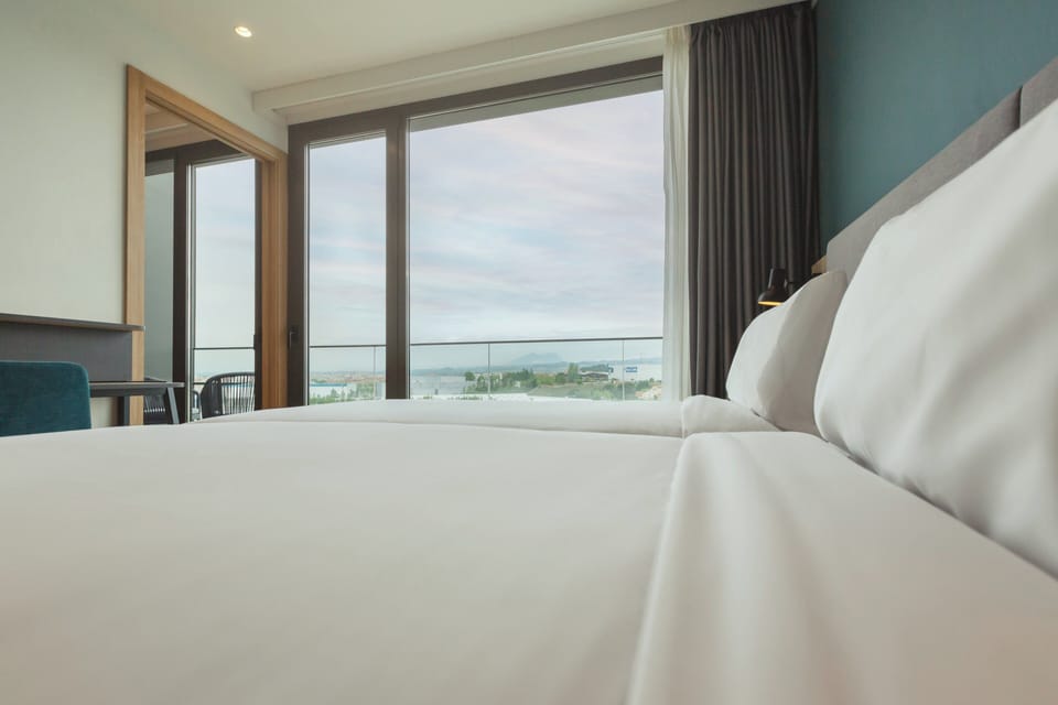 Standard Room | In-room safe, desk, laptop workspace, blackout drapes