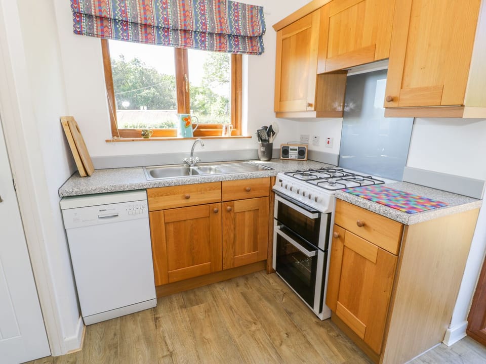 Cottage | Private kitchen | Fridge, dishwasher, electric kettle, toaster