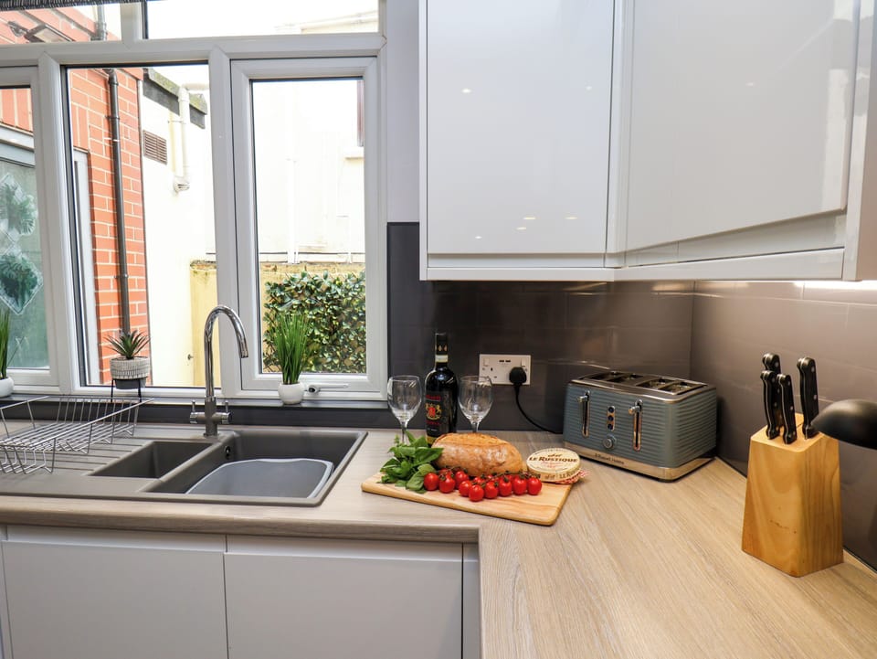 Cottage | Private kitchen | Fridge, microwave, dishwasher, electric kettle