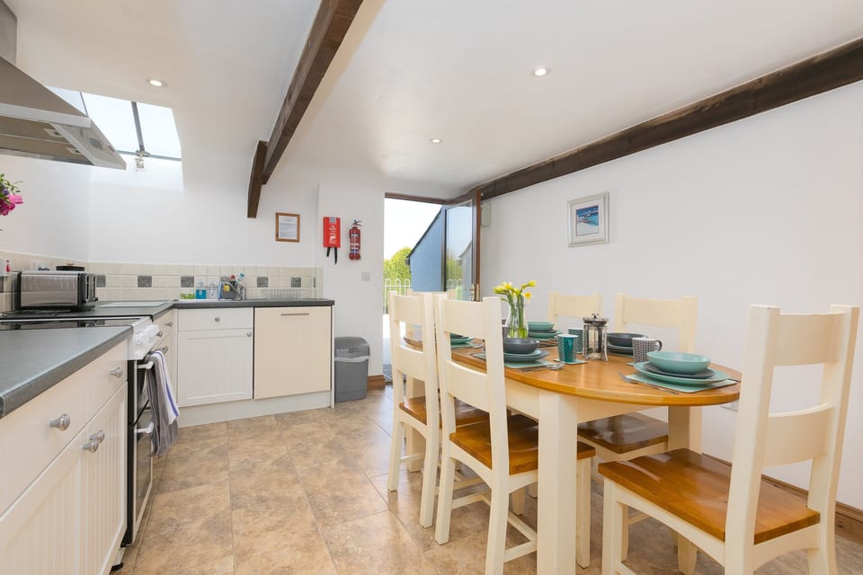 Cottage | Private kitchen | Fridge, microwave, dishwasher, electric kettle