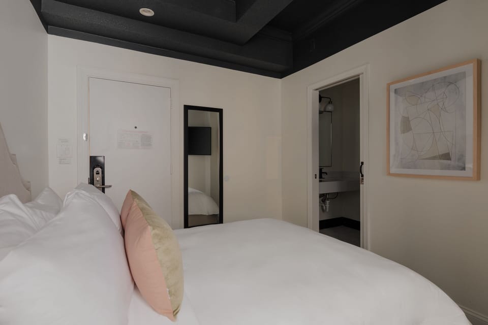 Room, 1 Double Bed, Ground Floor | Individually decorated, individually furnished, desk, bed sheets