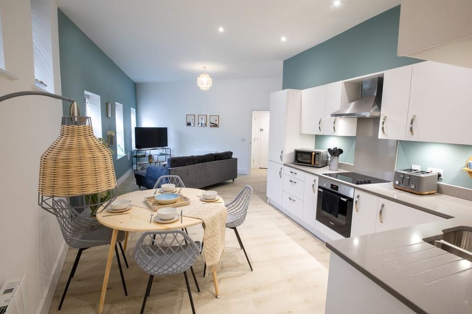 Luxury Apartment, Private Bathroom, City View (Flat 5) | Shared kitchen