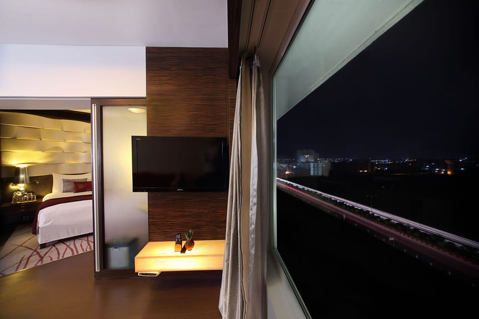 Executive Suite (Executive Suite) | Minibar, in-room safe, soundproofing, free WiFi