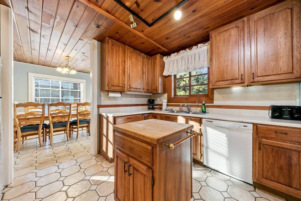 Cabin, 5 Bedrooms | Private kitchen
