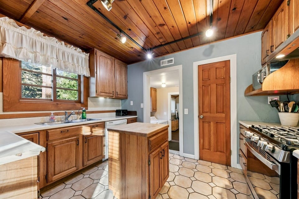 Cabin, 5 Bedrooms | Private kitchen