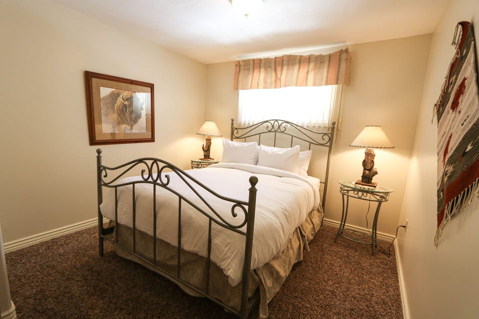 House | 3 bedrooms, premium bedding, down comforters, iron/ironing board