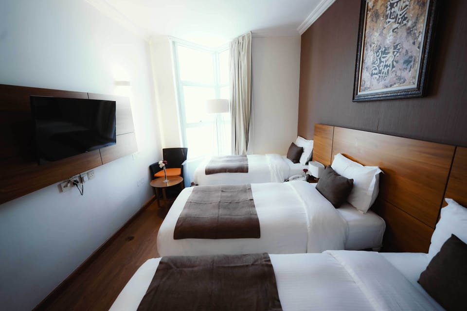 Deluxe Triple Room | Desk, soundproofing, bed sheets