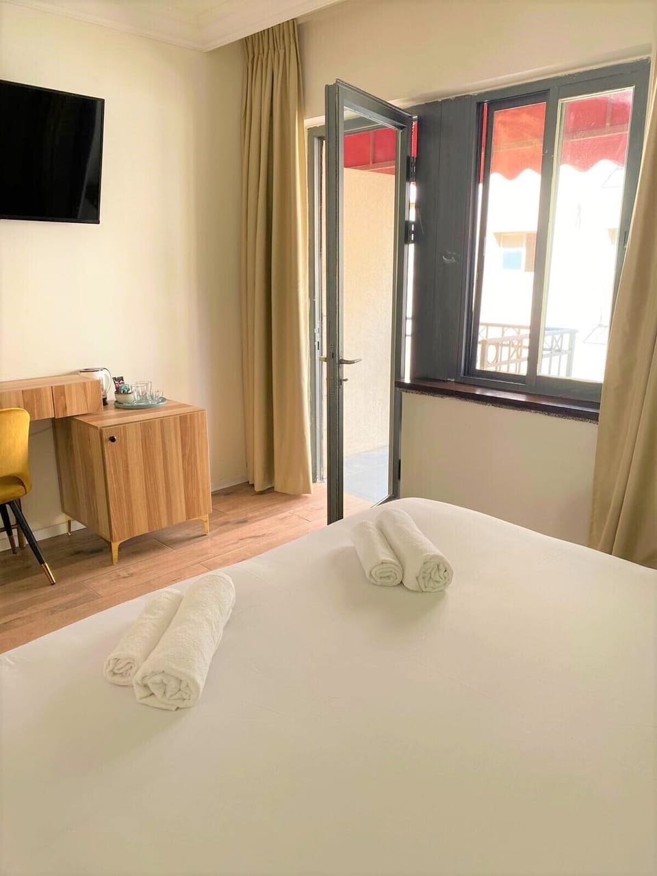 Deluxe Double Room, 1 Queen Bed | Hypo-allergenic bedding, minibar, free WiFi, bed sheets