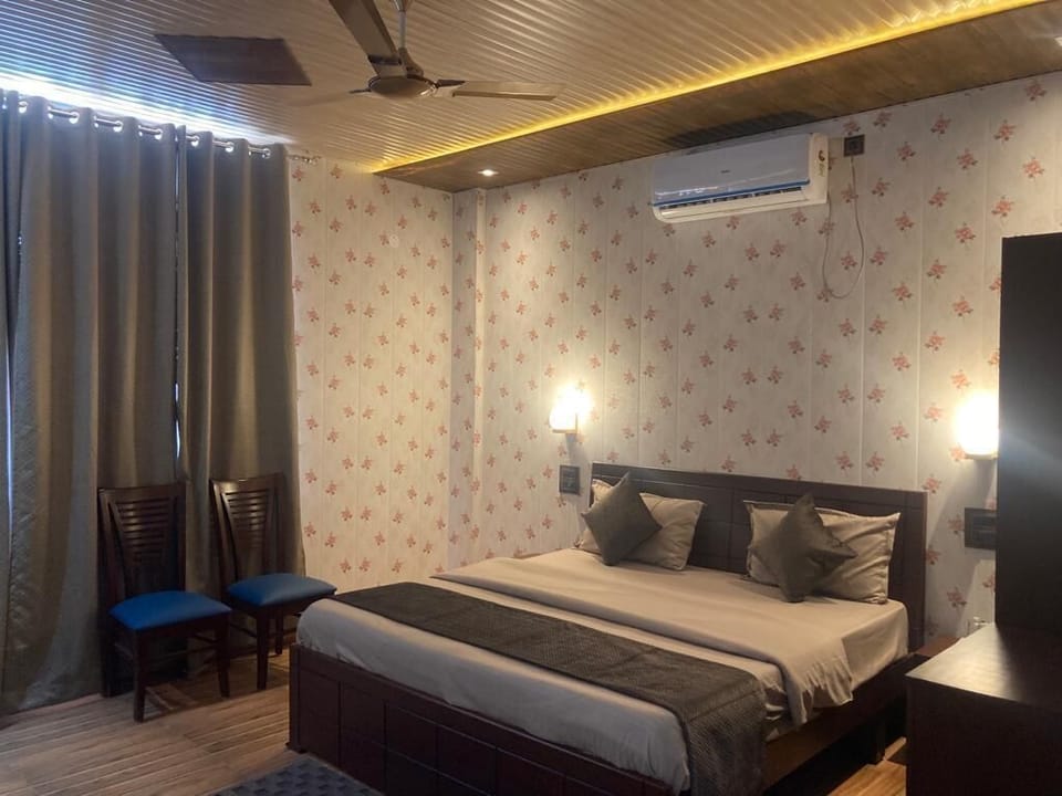Superior Double Room, 1 King Bed, Mountain View | Egyptian cotton sheets, premium bedding, memory foam beds