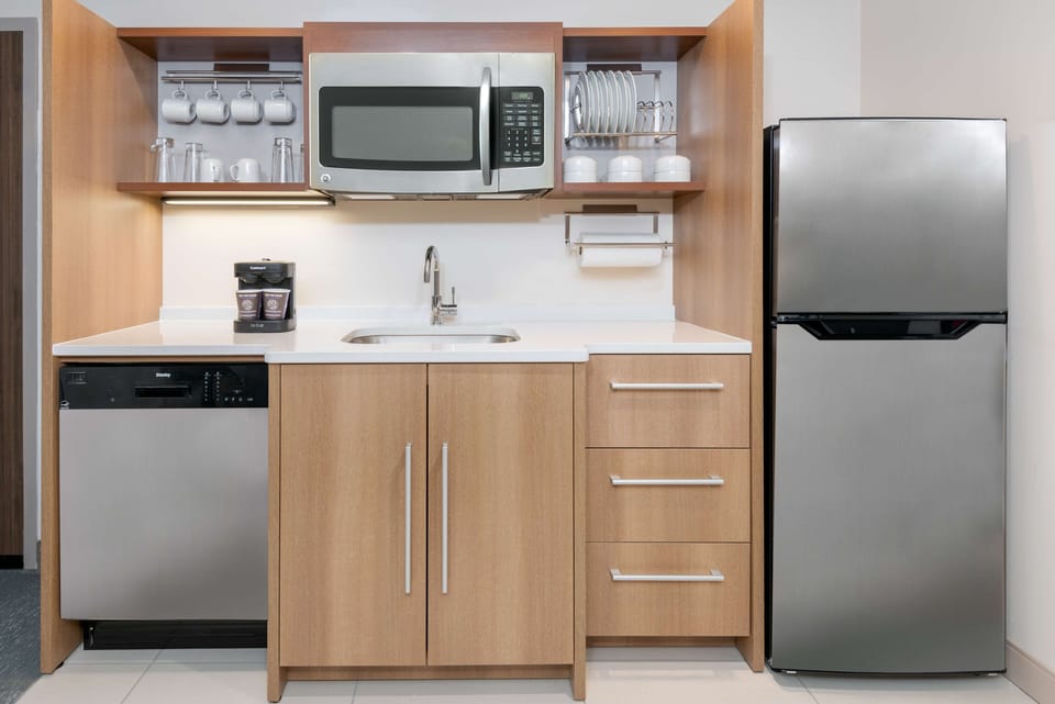 Full-size fridge, microwave, dishwasher, coffee/tea maker