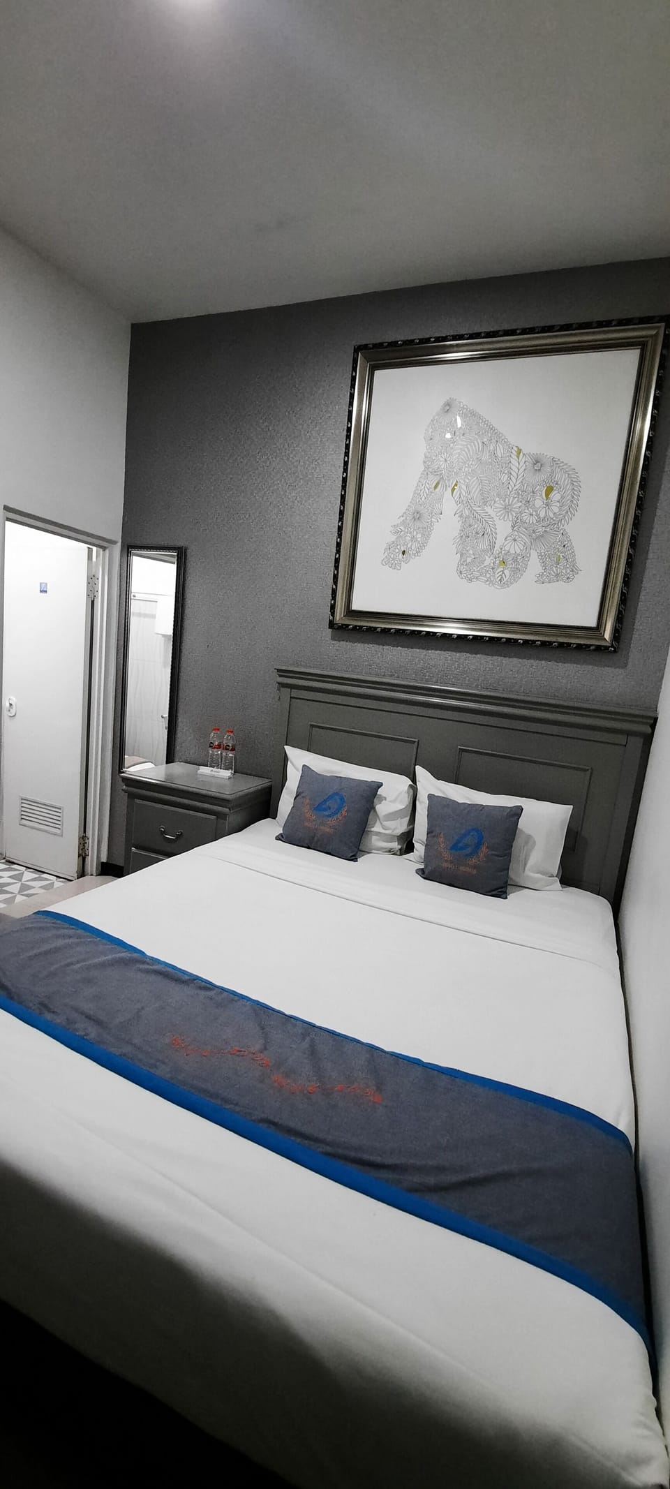 Free WiFi, bed sheets