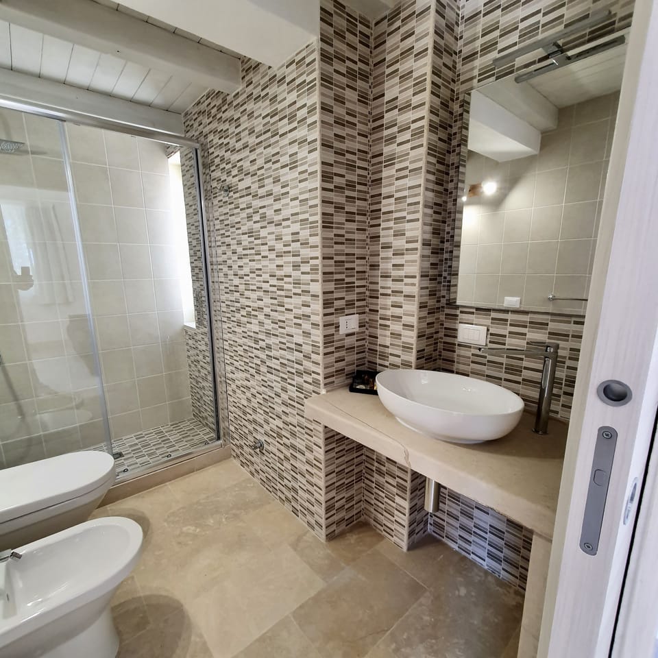 Shower, rainfall showerhead, free toiletries, hair dryer
