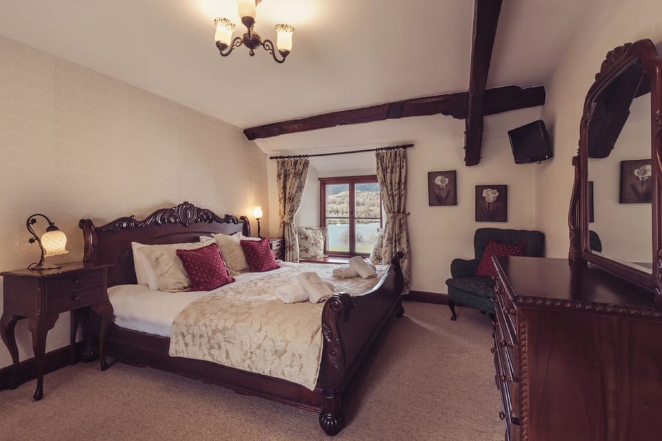 Family Room, Lake View | Individually decorated, individually furnished, bed sheets