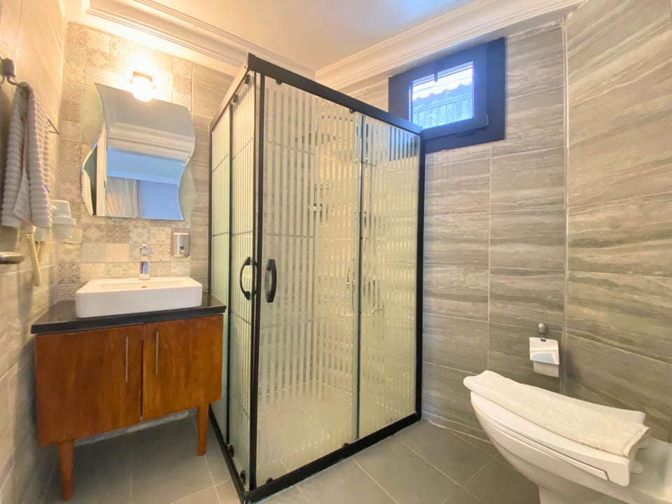 Honeymoon Room | Bathroom | Shower, rainfall showerhead, hair dryer, slippers