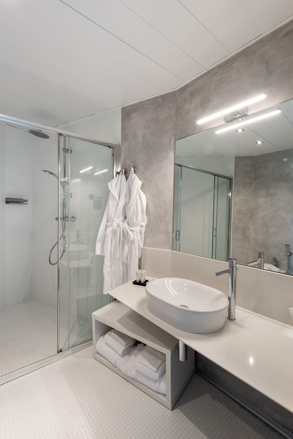 Superior Room | Bathroom | Slippers, towels