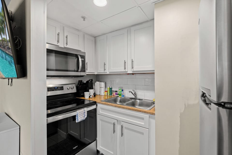 Condo, 1 Bedroom, Balcony, Ocean View (1037) | Private kitchen | Full-size fridge, microwave, oven, stovetop