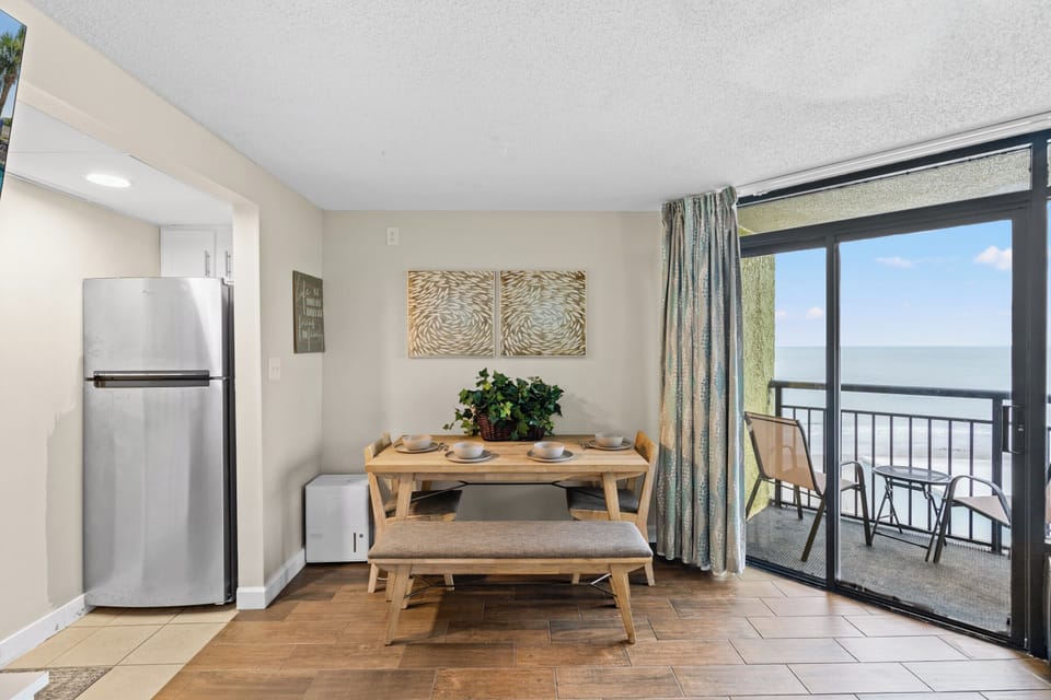 Condo, 1 Bedroom, Balcony, Ocean View (1037) | In-room dining
