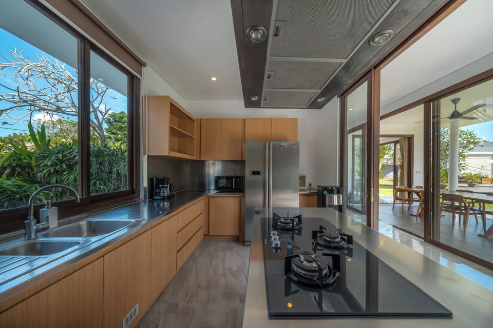 Elite Villa | Private kitchen | Full-size fridge, cookware/dishes/utensils