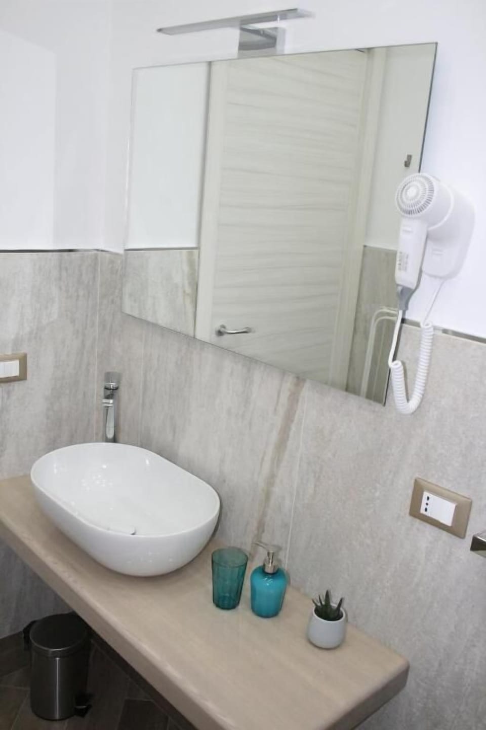 Shower, rainfall showerhead, free toiletries, hair dryer